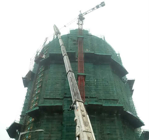 驻马店市吊车在工地上作业